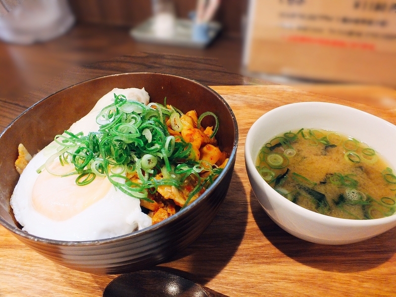 金本監督も納得の味・豚キムチ丼(撮影:筆者)