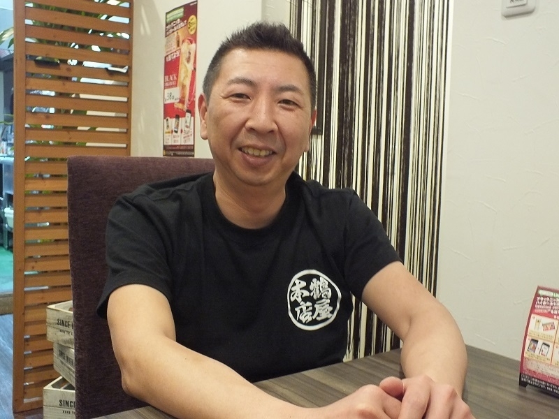 柔和な笑顔の鶴崎さん(撮影:筆者)