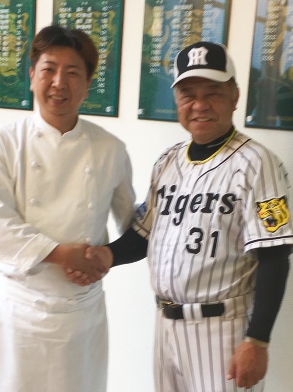 掛布前監督と鶴崎さん(写真提供:鶴崎さん)