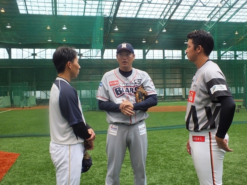 話し込むコーチと選手（左から片山捕手、片山コーチ、長谷川投手）