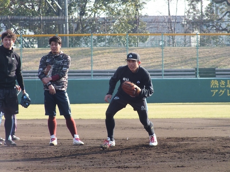 後輩の森原康平投手と木村敏靖投手とともに自主トレ