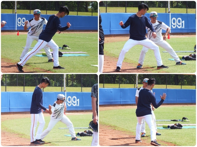 サイドスローの伊藤塁投手に身振り手振りでアドバイス