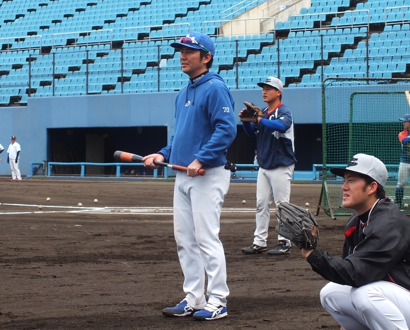 片田敬太郎コーチ（写真中央）から課せられた遠投を続けてきた
