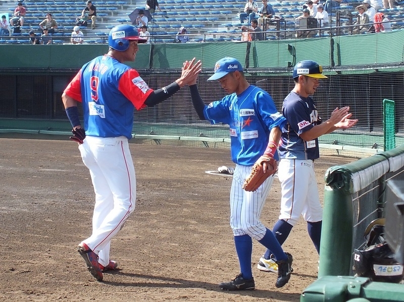 ハイタッチは加藤壮太選手と神谷塁選手、後ろは田中雅彦監督