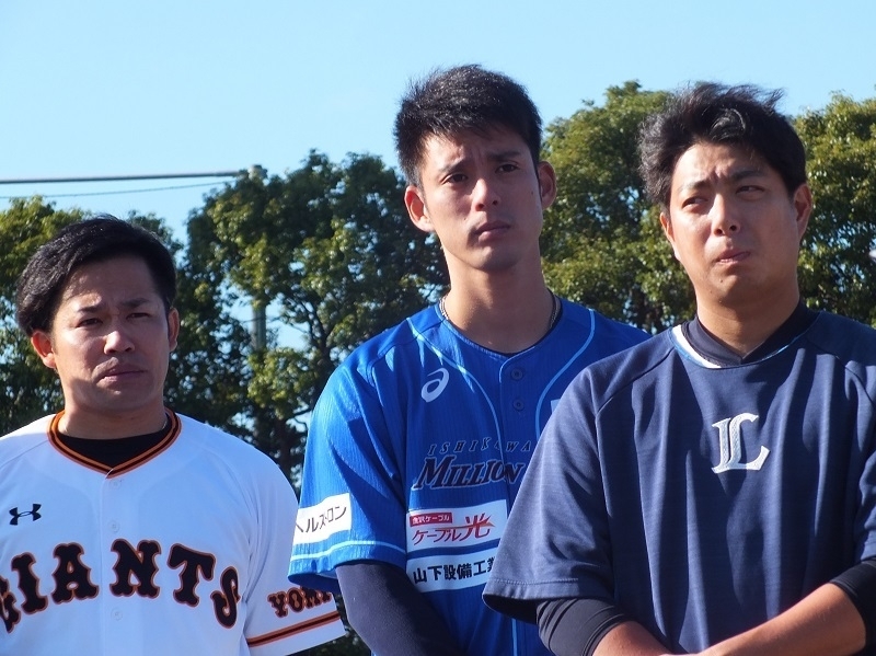 長谷川潤投手の左は森福允彦投手(巨人)、右は高木勇人投手(西武)