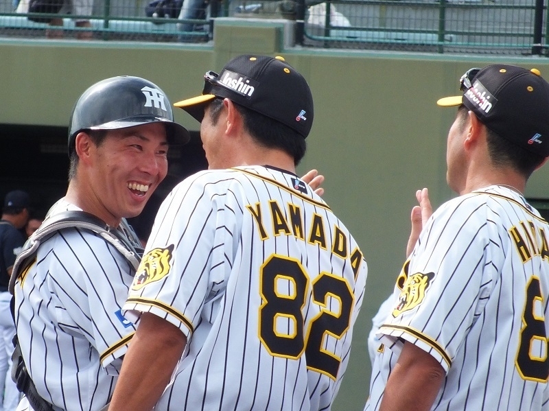 山田勝彦、日高剛 両コーチが笑顔で迎えてくれる