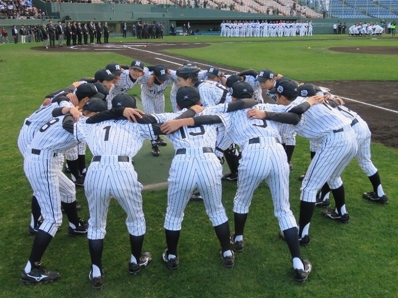 試合前、円陣を組む「阪神タイガースジュニア２０１６」のメンバーたち（写真提供：春山真美）