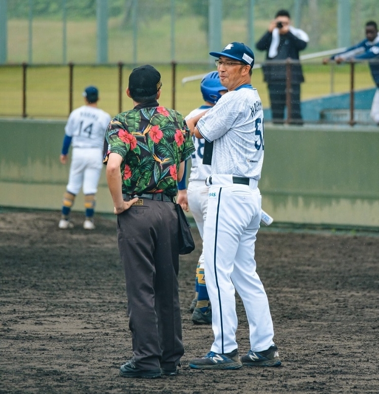 審判と談笑する橋本監督