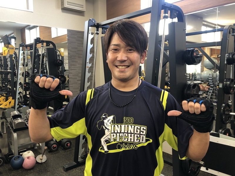 西勇輝投手の1500投球回記念Ｔシャツを着てトレーニング