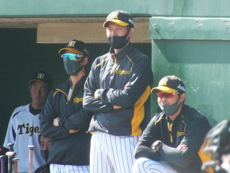 タイガースジュニアの首脳陣（左は岩本輝コーチ、右は柴田講平コーチ）はいずれもアカデミーのコーチ