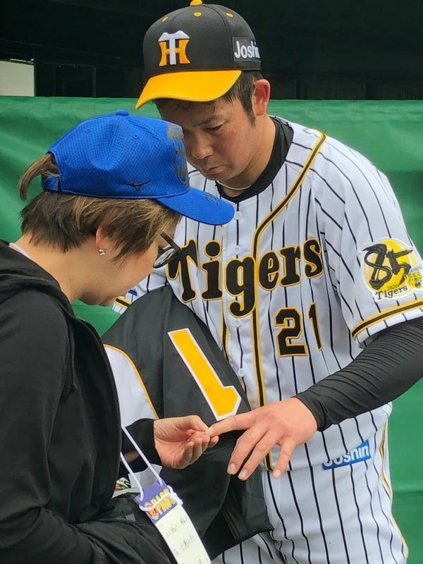 春季キャンプにて阪神タイガース・岩田稔投手の爪をチェック（写真提供：三和田恵氏）