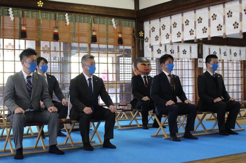 必勝祈願(左から片田敬太郎コーチ、桒原凌氏、端保聡社長、タン坊、後藤光尊監督、納谷嶺太コーチ)