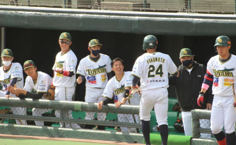 右から２番目が吉岡雄二監督（写真提供：日本海オセアンリーグ）