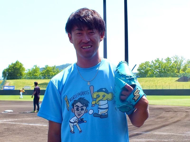 こちらのTシャツはほかに白、黒、ピンクのカラーバリエーションがある