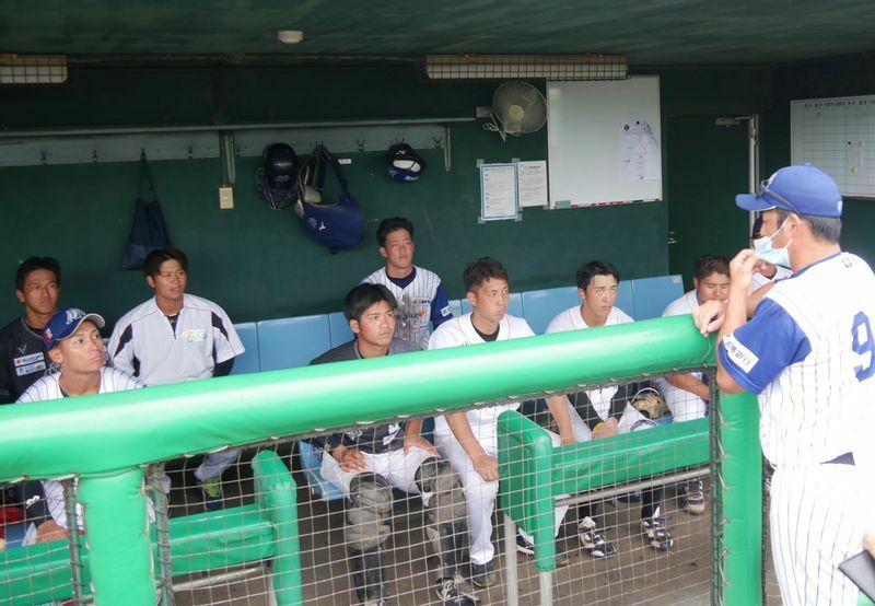 試合後のミーティングで石川ミリオンスターズ・後藤光尊監督（右端）の話を聞く（写真提供：日本海オセアンリーグ）