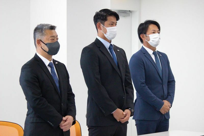 左から）端保聡社長、野村和輝、後藤光尊監督