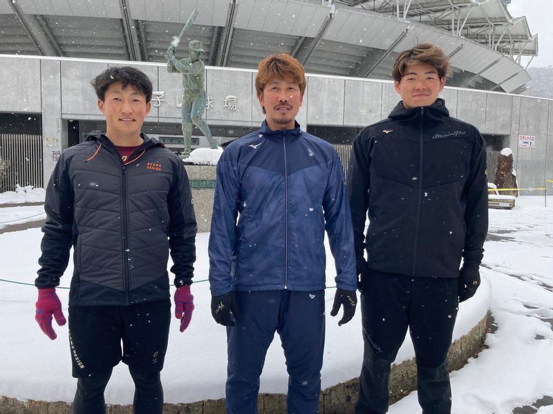 雪にも負けず汗を流した　左から小深田大翔、藤田一也、蝦名達夫