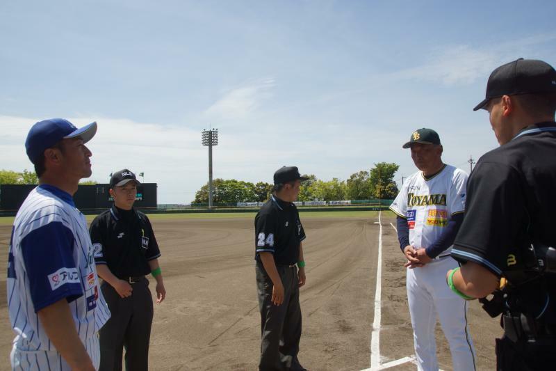 吉岡雄二監督（富山）、後藤光尊監督（石川）、審判団