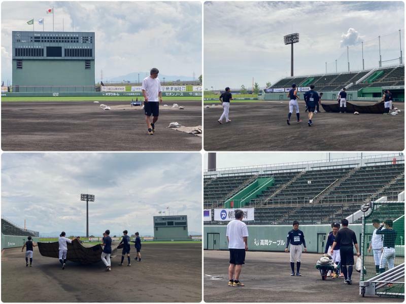 練習前、吉岡監督と選手たちでグラウンド整備に汗を流した