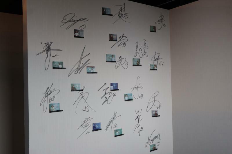 壁には阪神タイガースの選手の写真とサインが（撮影：筆者）