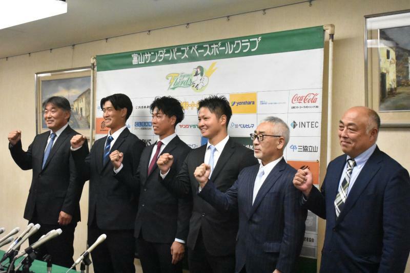 左から吉岡雄二監督、髙野光海、大谷輝龍、松原快、永森茂球団社長、瀬戸和栄リーグ代表（写真提供：富山ＧＲＮサンダーバーズ）