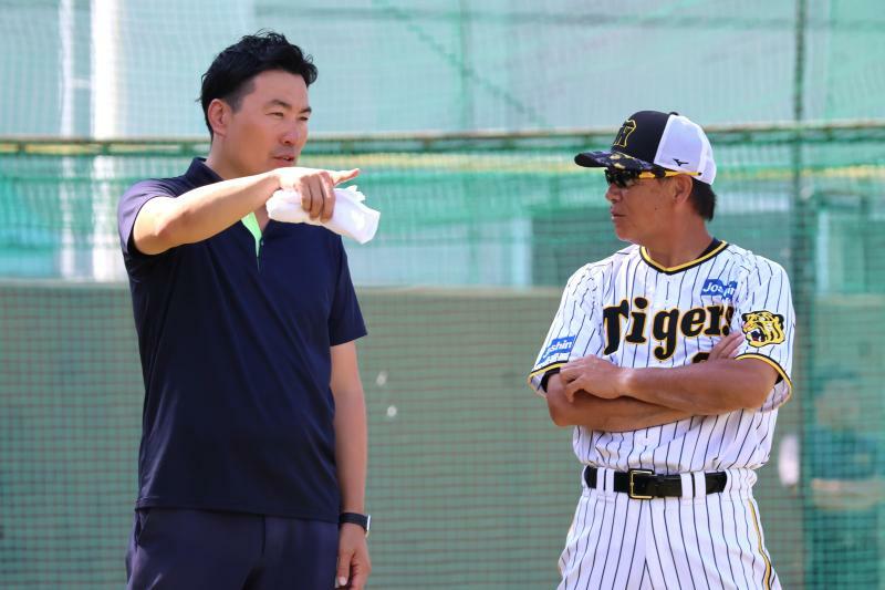 和田豊ファーム監督（右）と話し込む筒井和也スカウト（撮影：筆者）