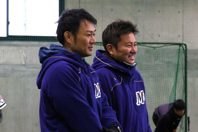 石川ミリオンスターズの岡﨑太一監督（左）と片田敬太郎コーチ