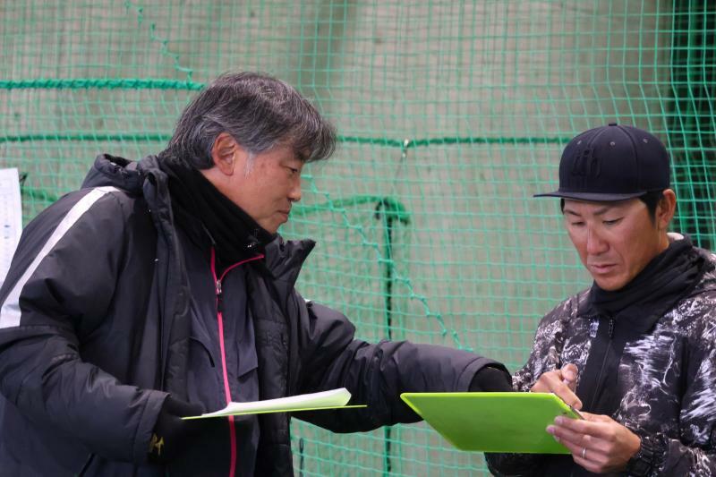 富山ＧＲＮサンダーバーズの吉岡雄二監督（左）と細谷圭コーチ