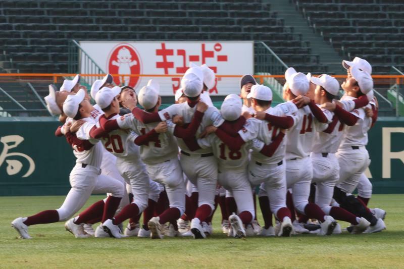 試合前に外野で気合いを入れる忠岡ボーイズナイン