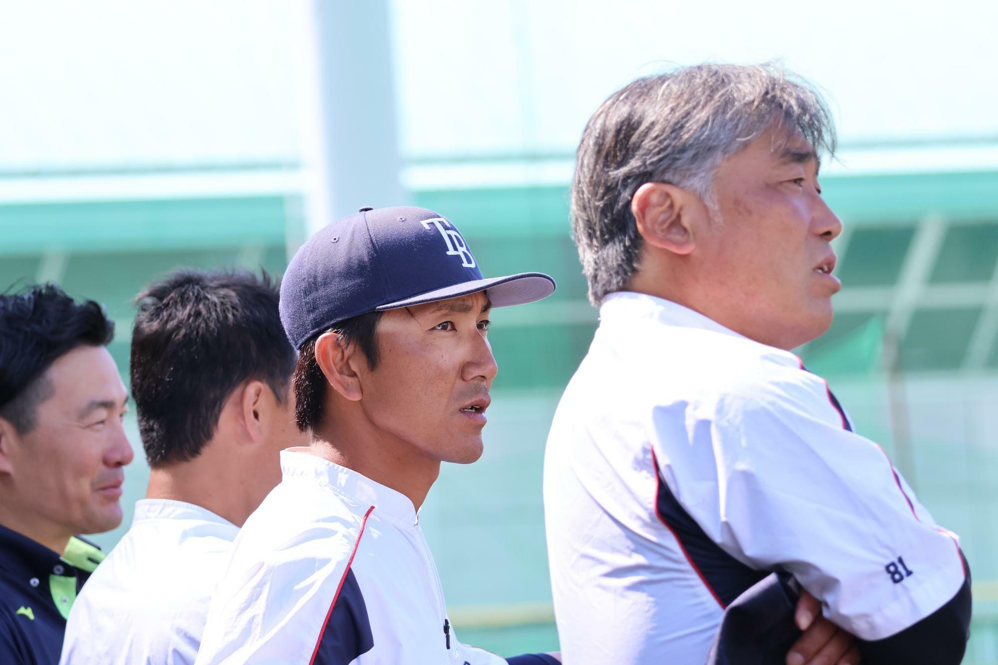 吉岡雄二監督の懐刀、細谷圭コーチ（左から３番目）