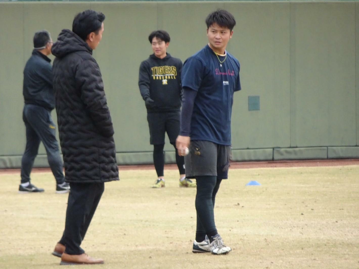 鳴尾浜球場の練習に訪れた筒井和也スカウト（左）と松原快（写真提供：Ｓｈｏｈｅｉ）