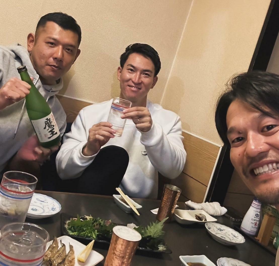 坂口智隆氏（右）には食事をしながら熱い野球談議をしてもらった（本人提供写真）