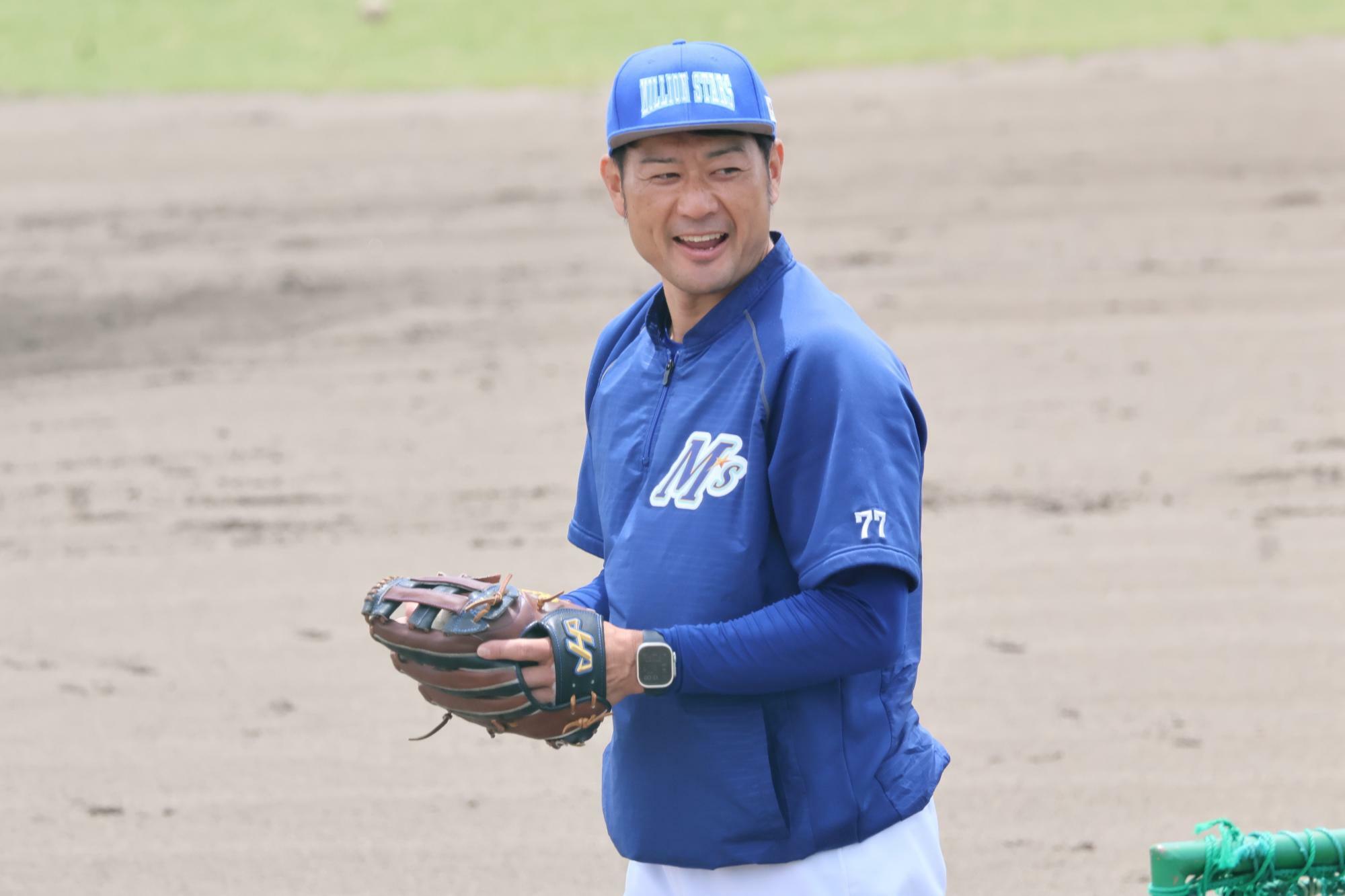 打撃投手として投げながらも、選手で笑顔で声をかける岡﨑太一監督