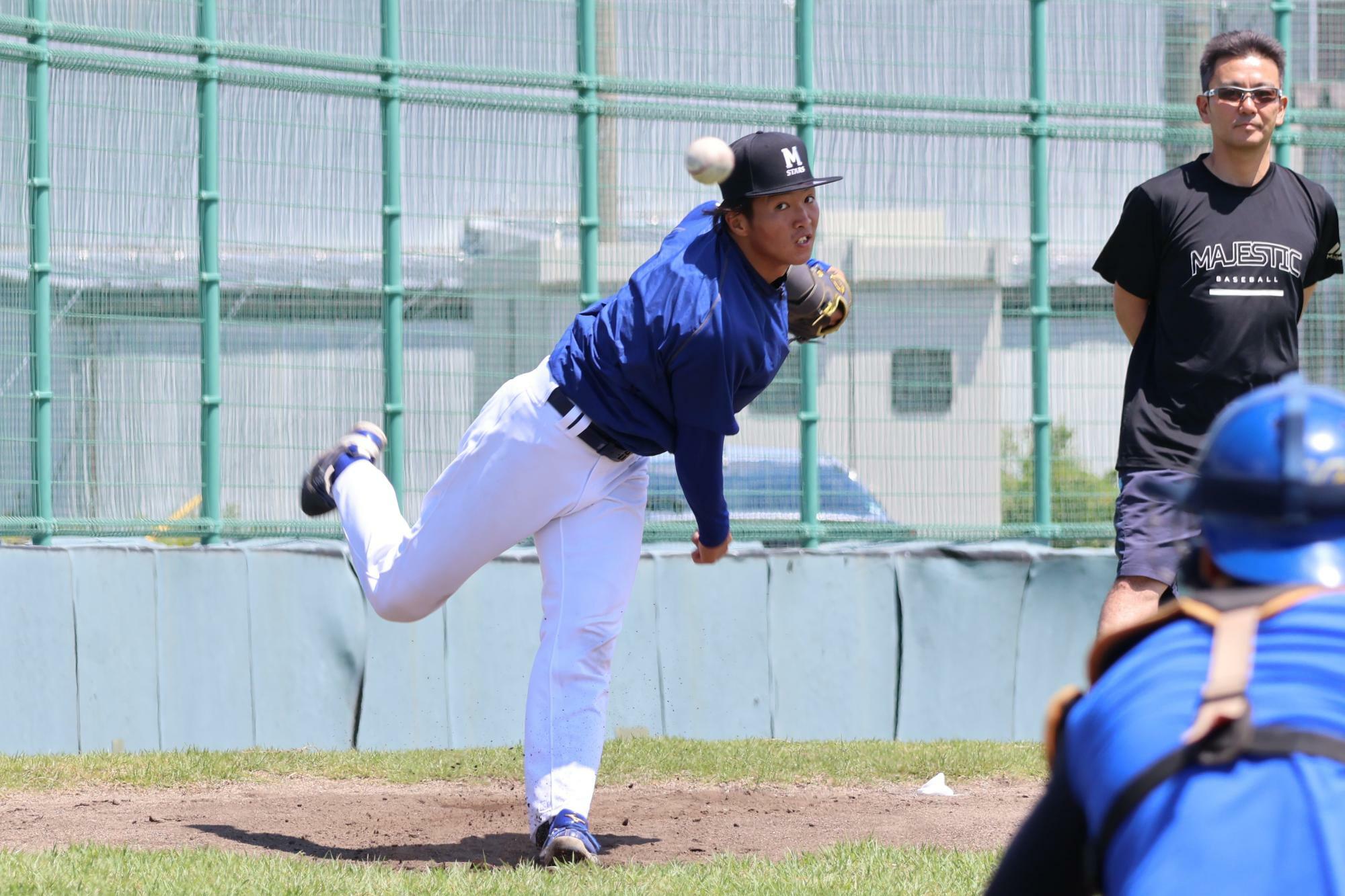 ブルペンで投げ込む　（右奥）片田敬太郎コーチ