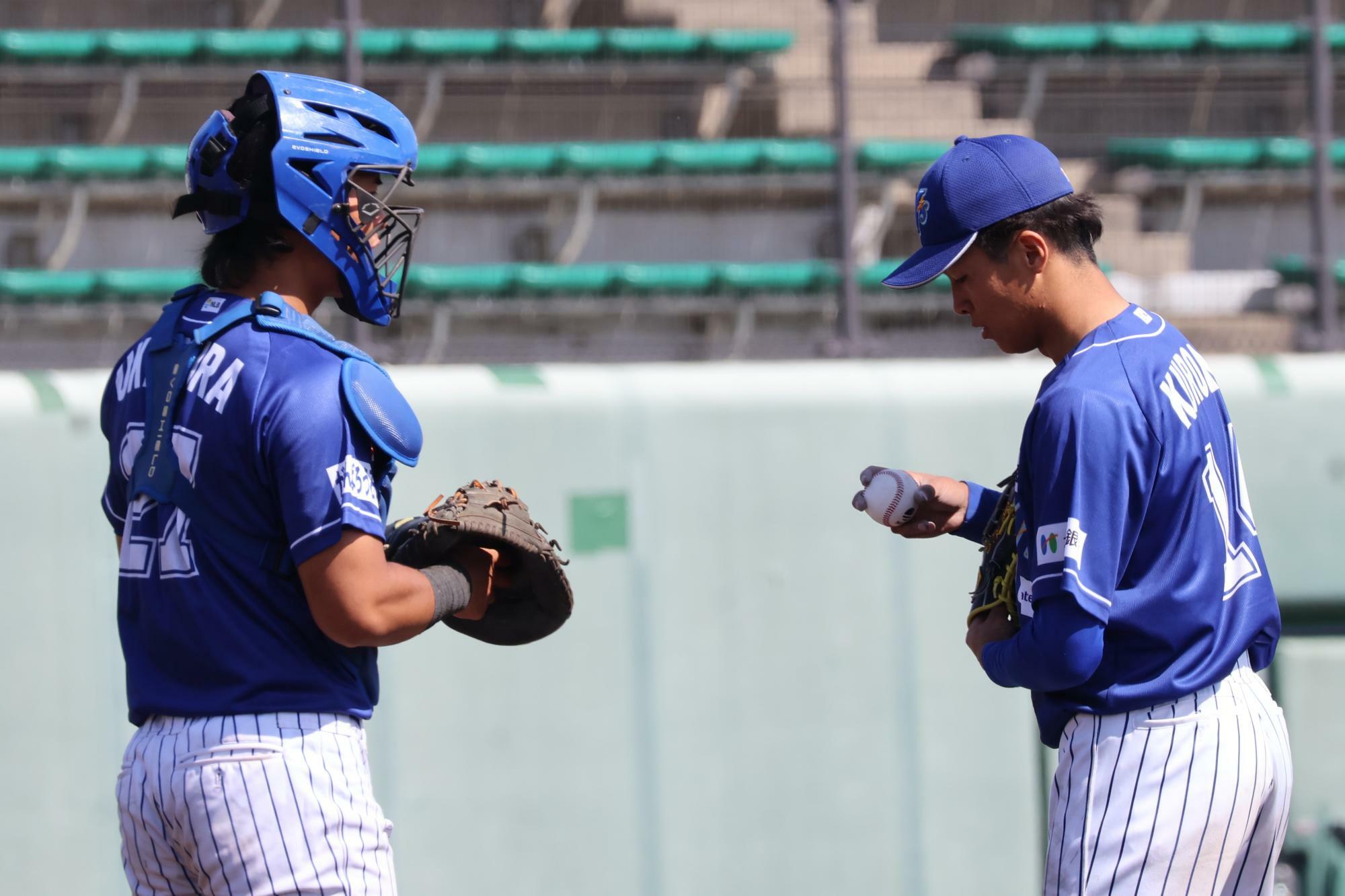 ５月の４試合は岡村柚貴（左）とバッテリーを組んだ