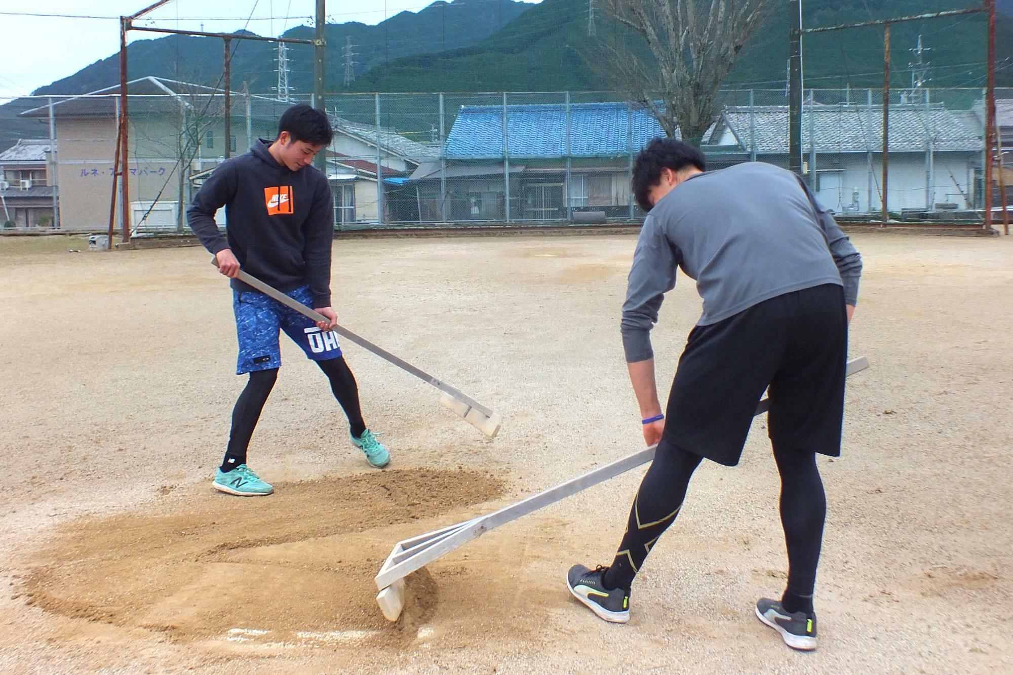 終了後は一緒に仲よくトンボをかけて整備