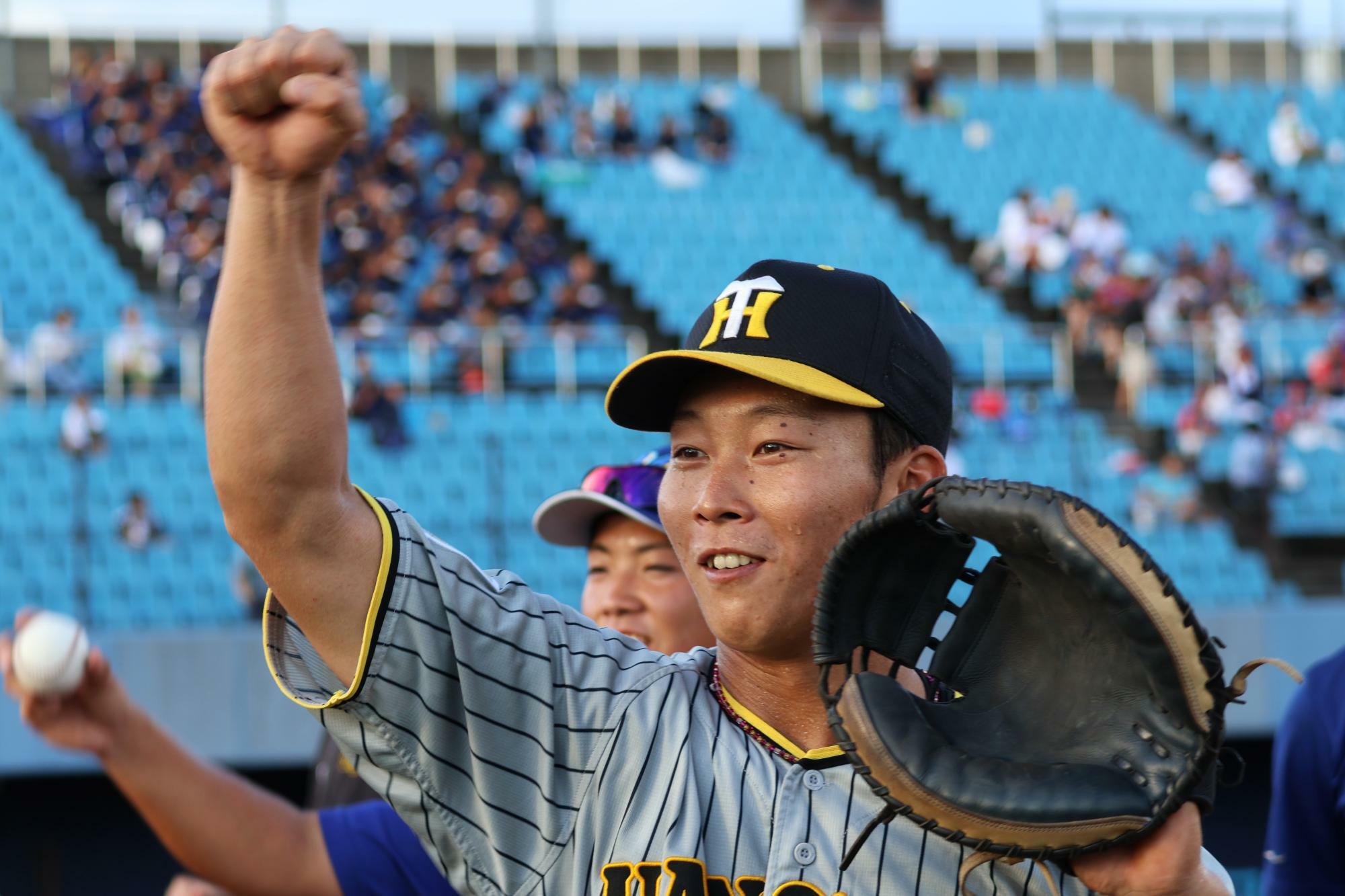 優勝して子どもたちとガッツポーズを決める藤田健斗