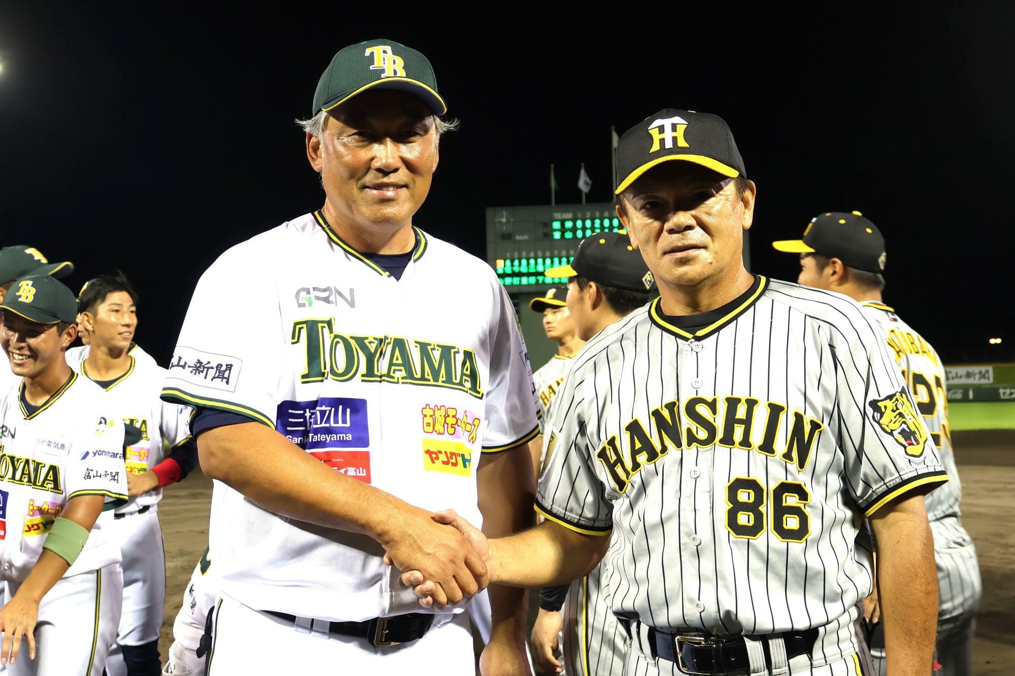 和田豊監督と吉岡雄二監督（左）