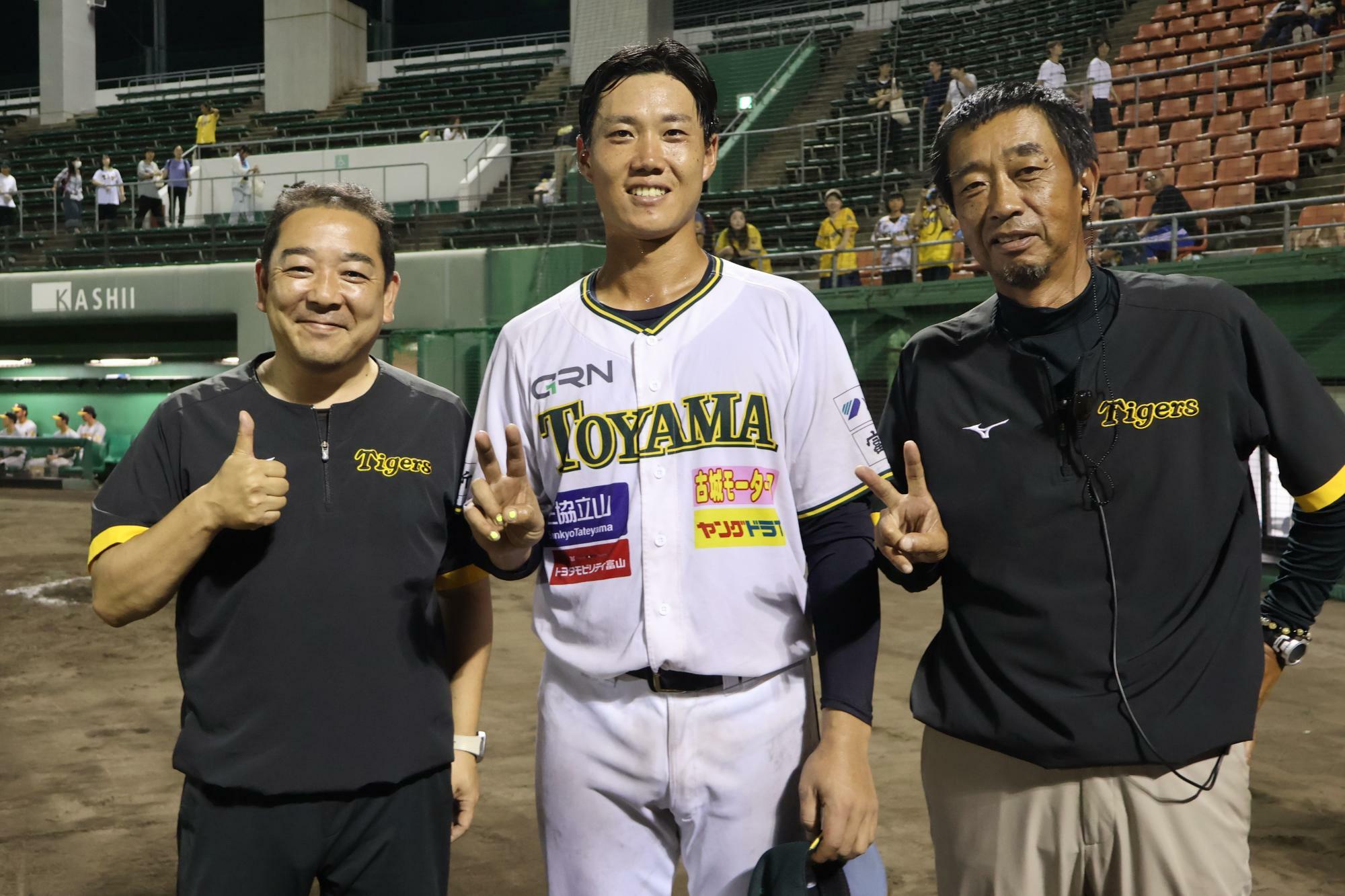 （左から）阪本三千男氏、東田汰一、村山伸一氏