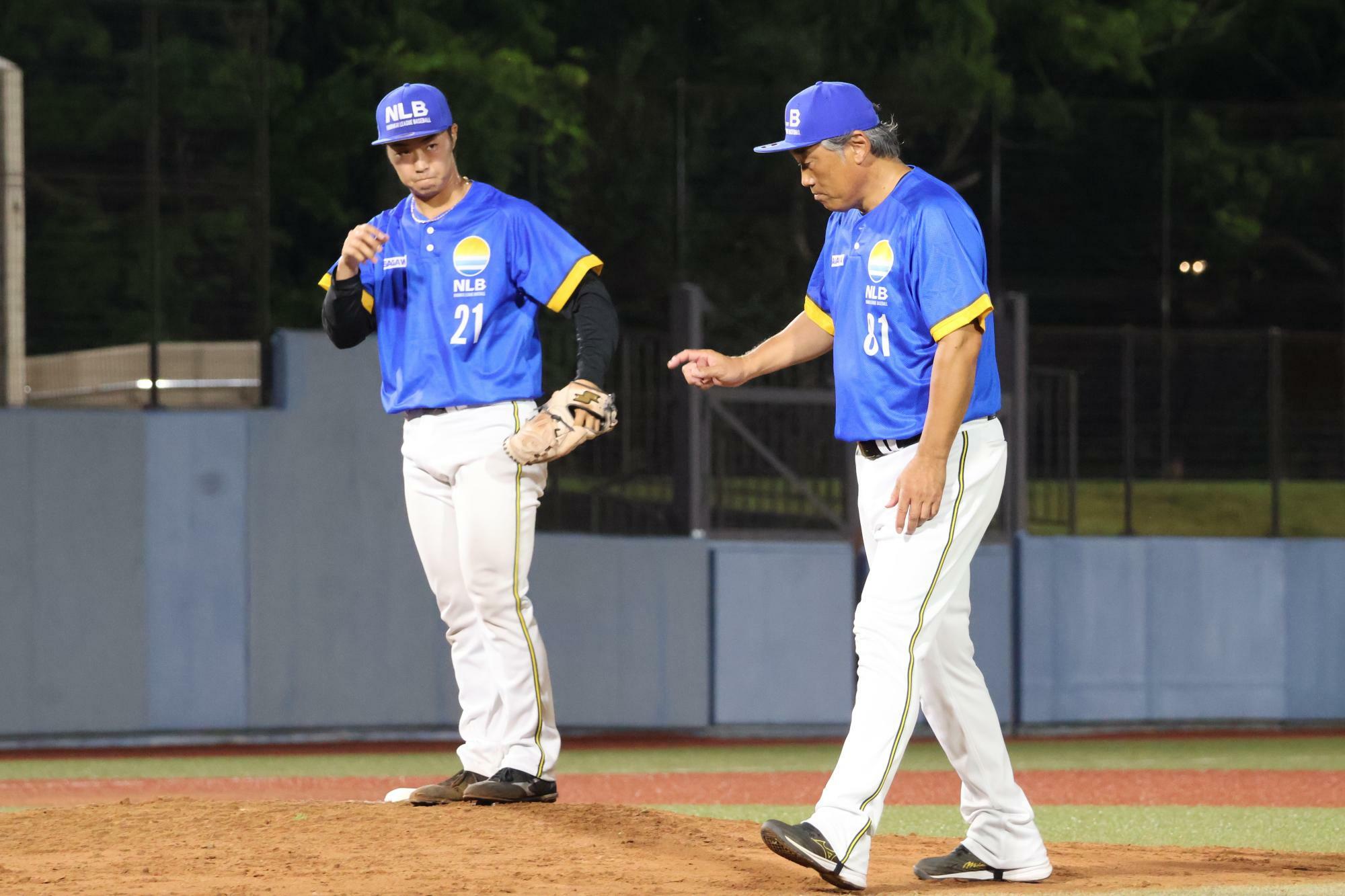 瀧川優祐（左）を送り出す吉岡雄二監督