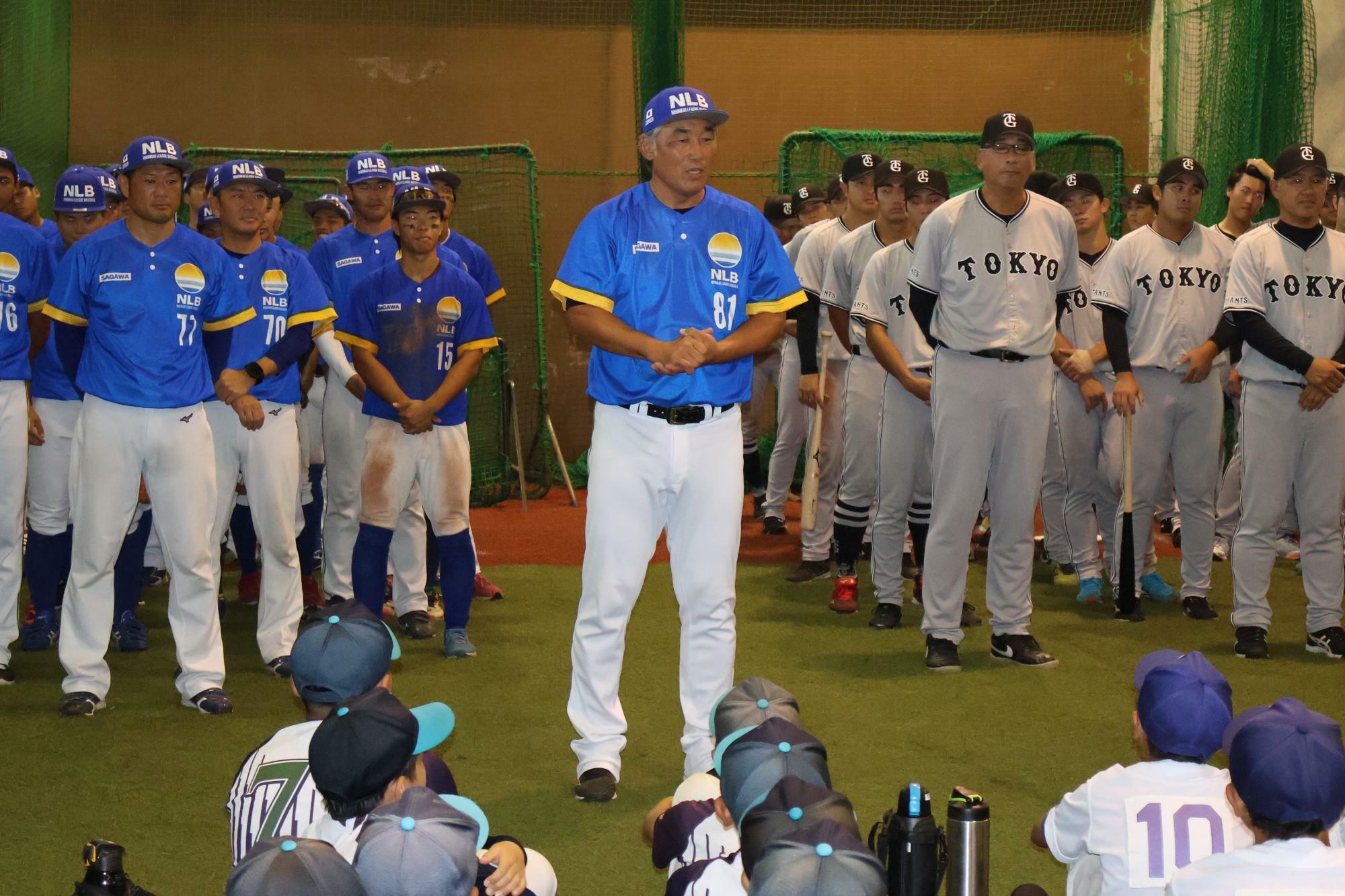 試合後の野球教室にて子どもたちの前であいさつする吉岡雄二監督（富山）