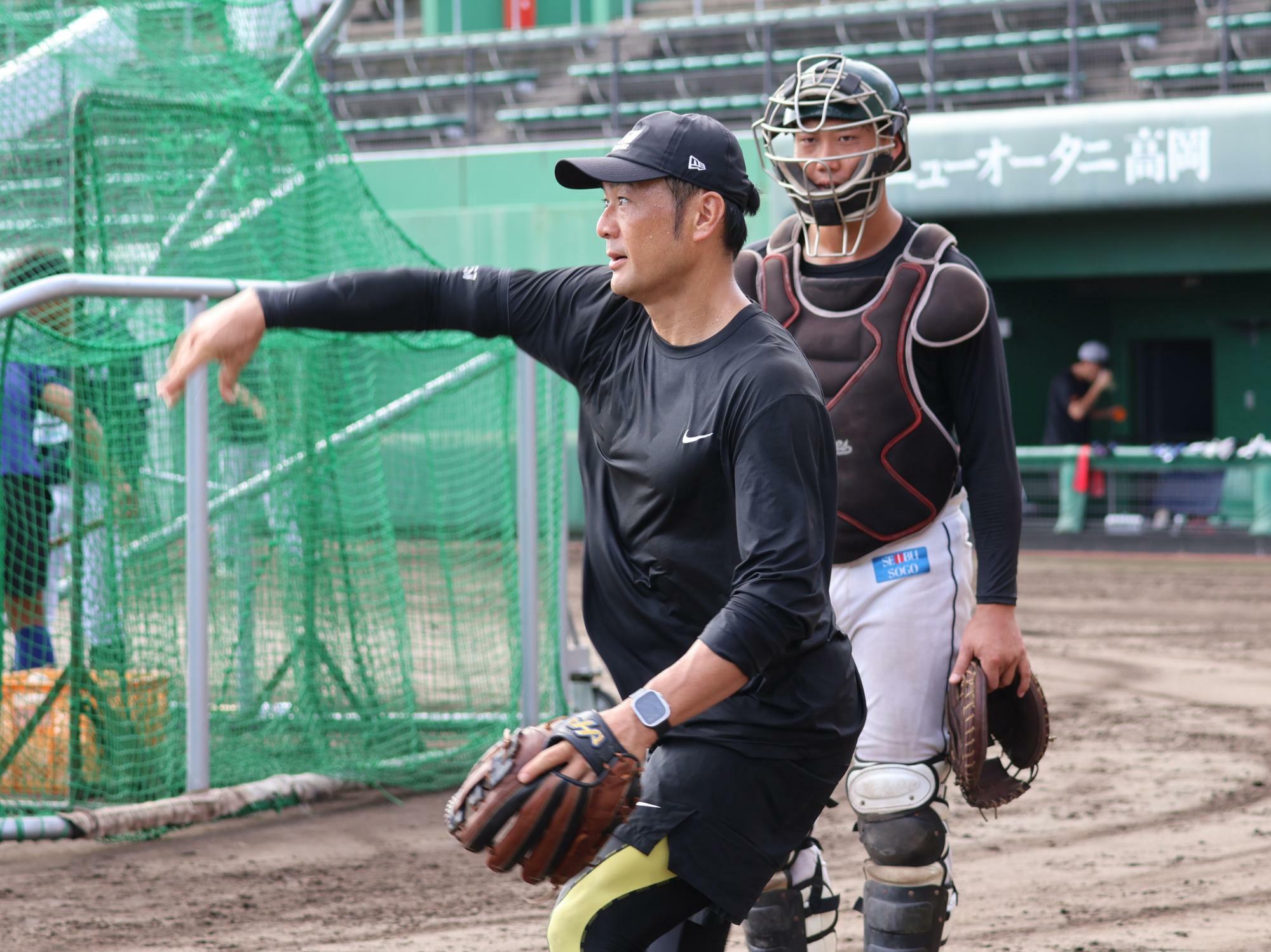 スローイングの指導をする岡崎太一監督（石川）