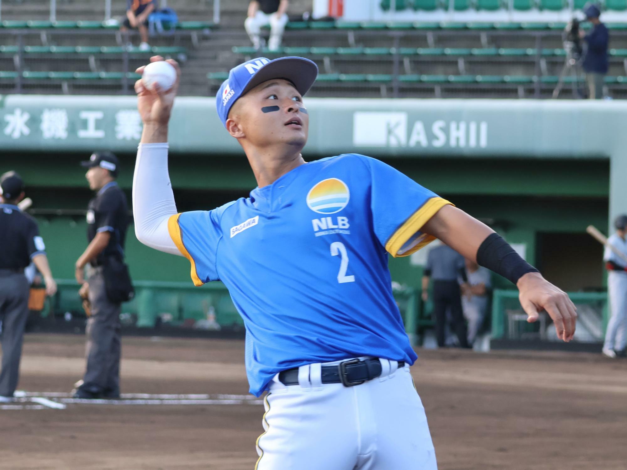 試合前、スタンドにサインボールを投げ込む松重恒輝（富山）