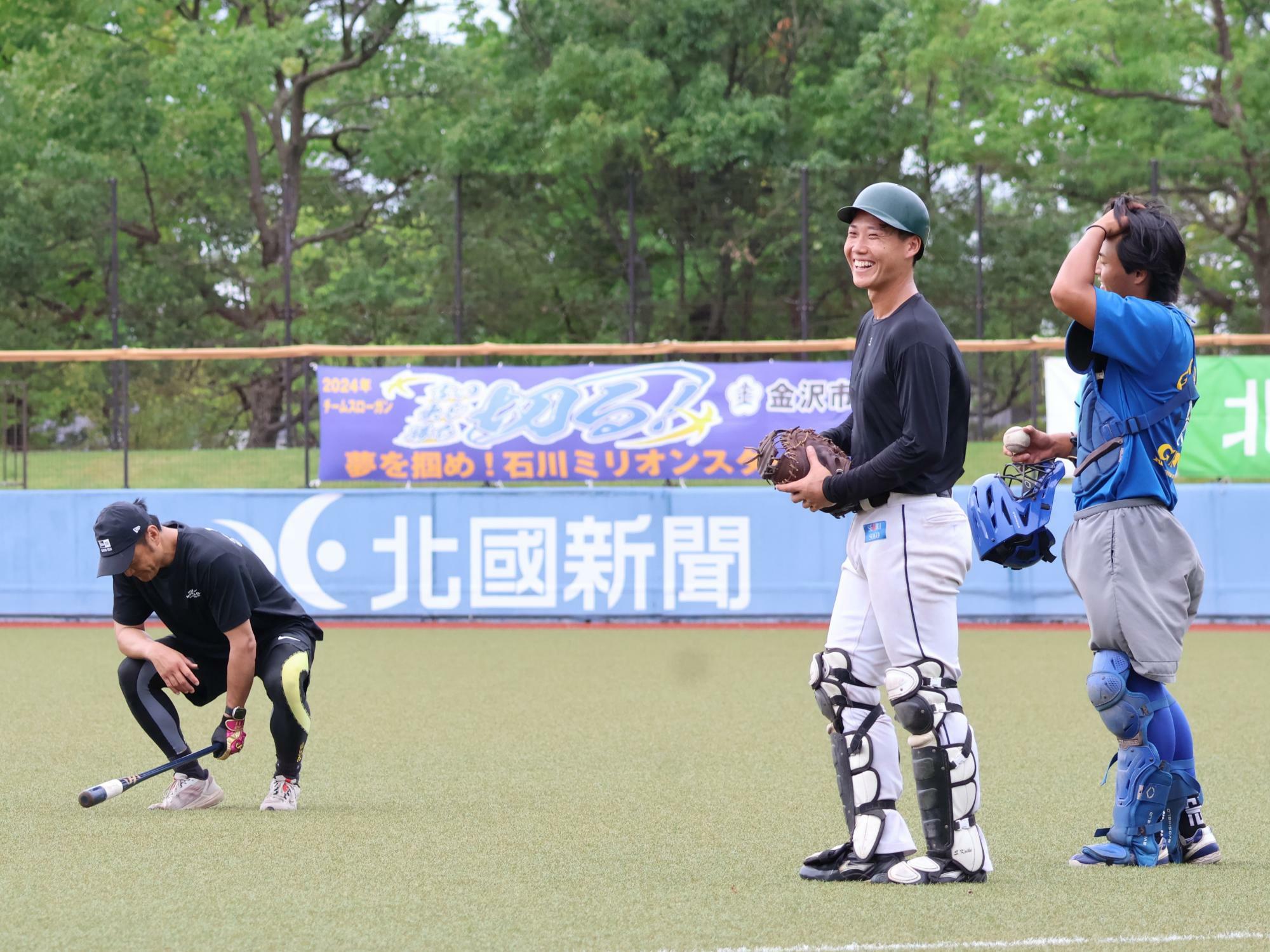 キャッチャー練習に笑顔が弾ける東田汰一（富山）