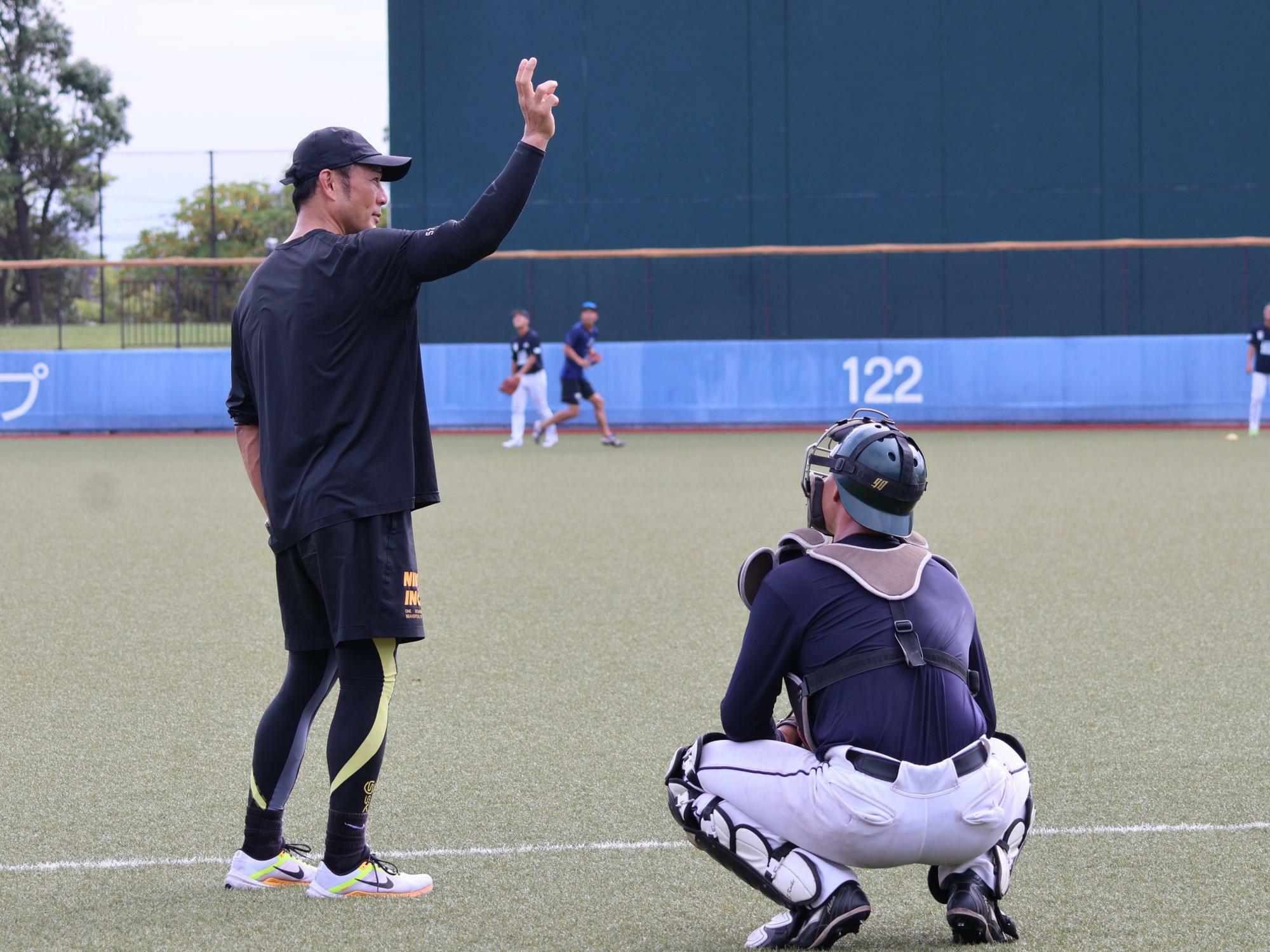 岡崎太一監督（石川）からスローイングを伝授される東田汰一（富山）