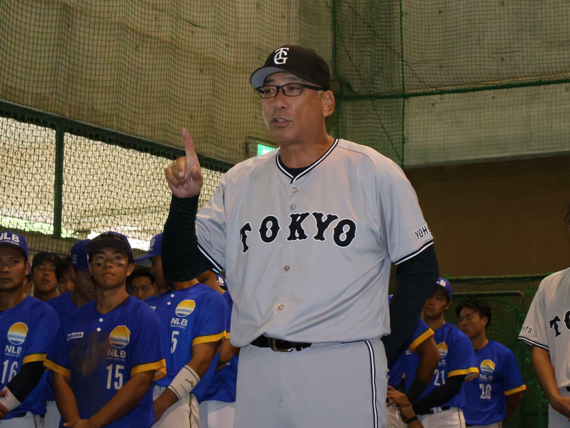 試合後の野球教室にて、子どもたちにわかりやすく訓示する駒田徳広監督（読売ジャイアンツ３軍）