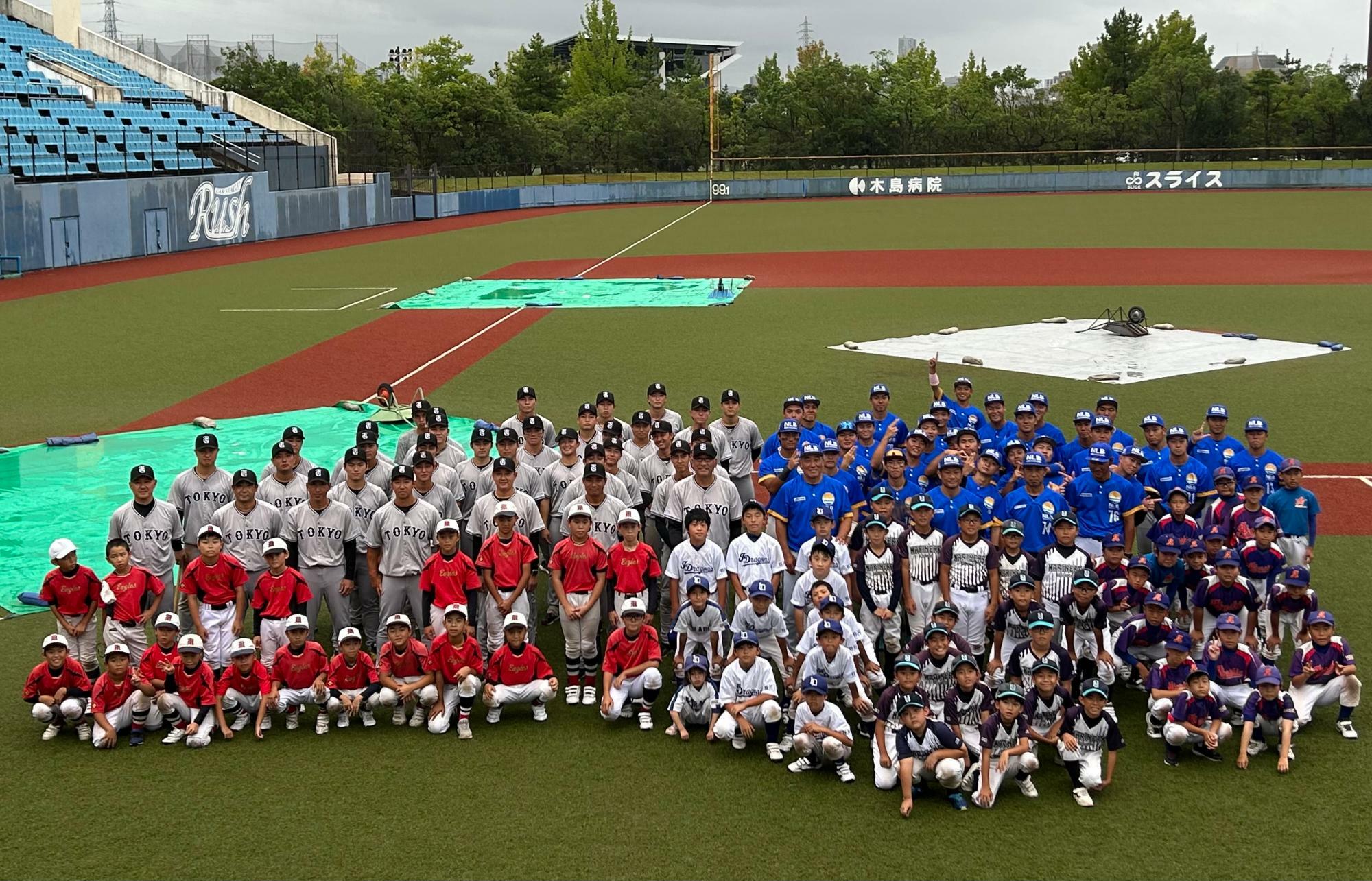 試合後の野球教室が終わって記念撮影（写真提供：日本海リーグ）