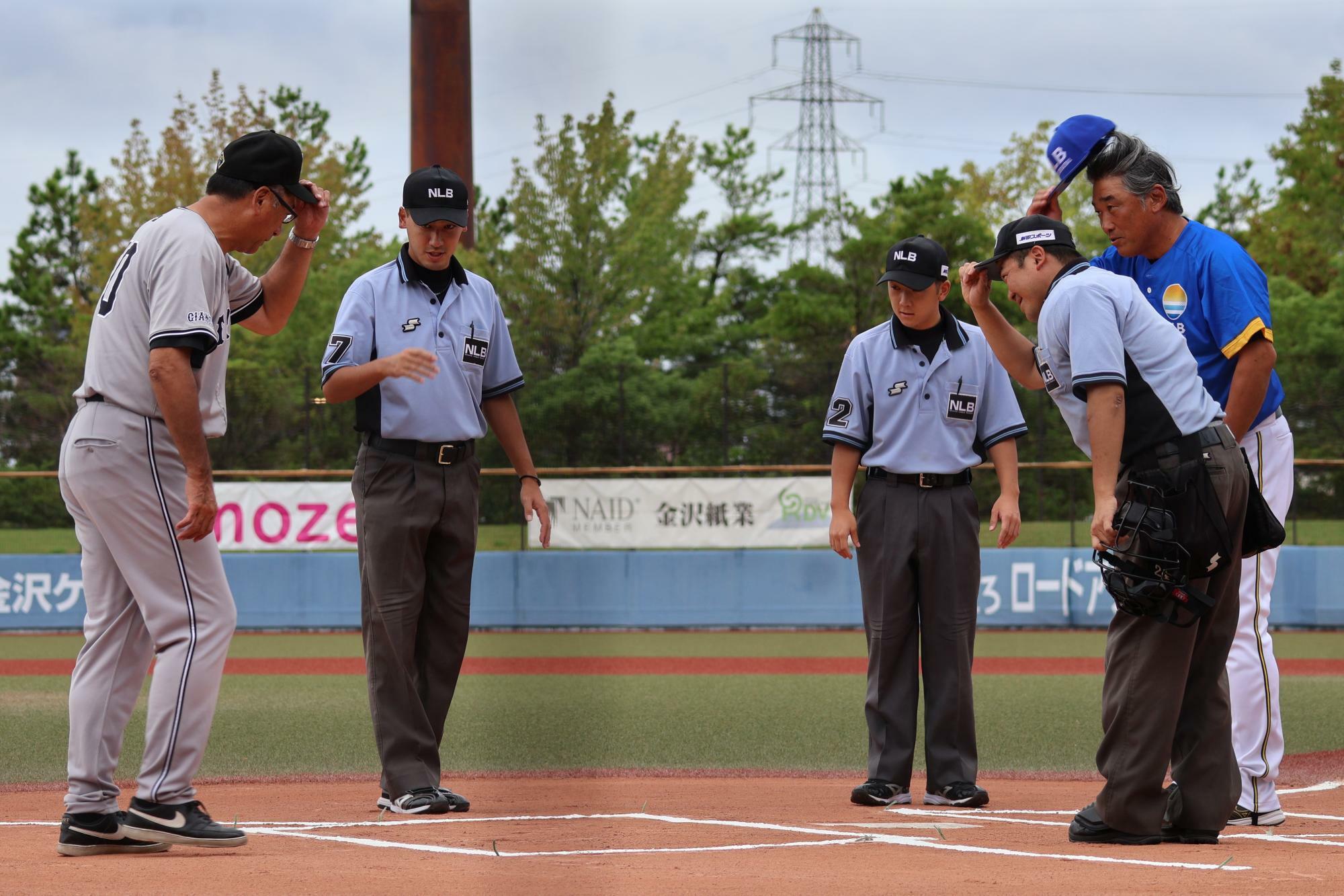 試合前のあいさつをする読売ジャイアンツ３軍の駒田徳広監督（左）と富山の吉岡雄二監督