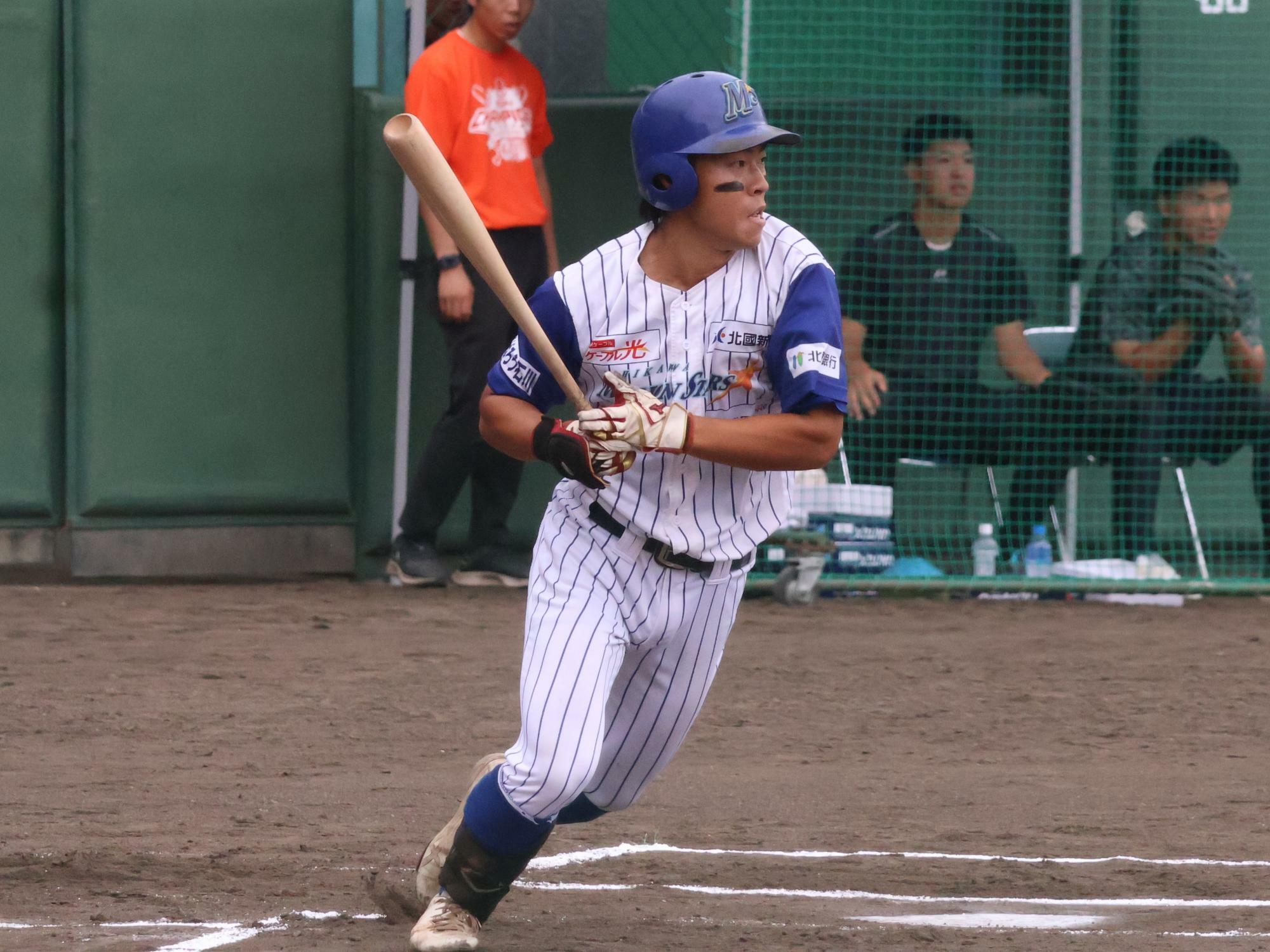 内野安打で出塁する阿部大樹