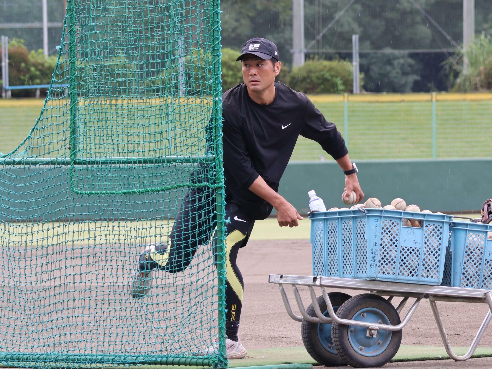 試合前練習ではいつもと変わらず打撃投手を務める岡﨑太一監督